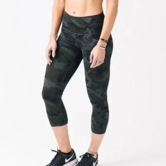 ZYIA Active Women's Forest Camo Luxe Hi-Rise Capri 20" Leggings Tights - Picture 1 of 7